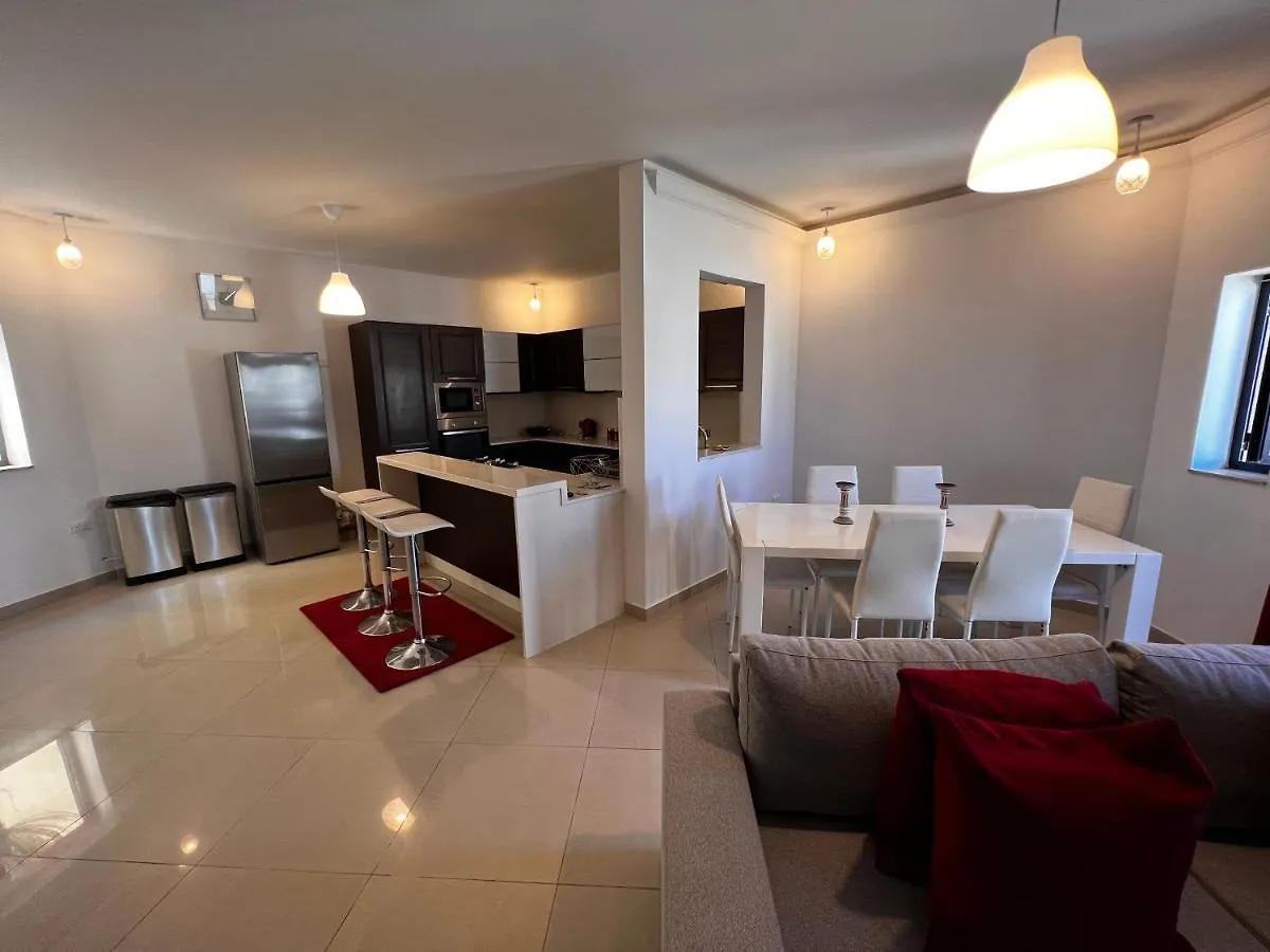 Superb 3 Bedroom Maisonette In Naxxar