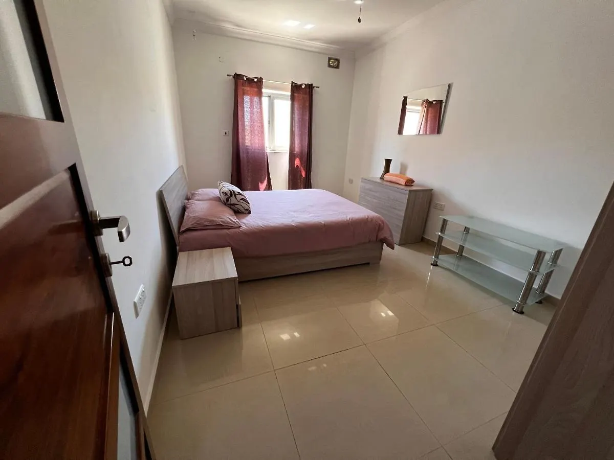 Superb 3 Bedroom Maisonette In Naxxar Lägenhet